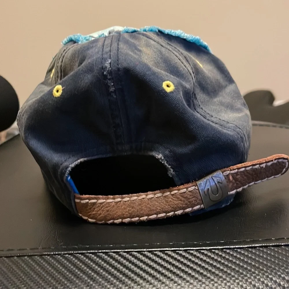 ❤️ True Religion Distressed Rhinestone hat - Picture 3 of 3